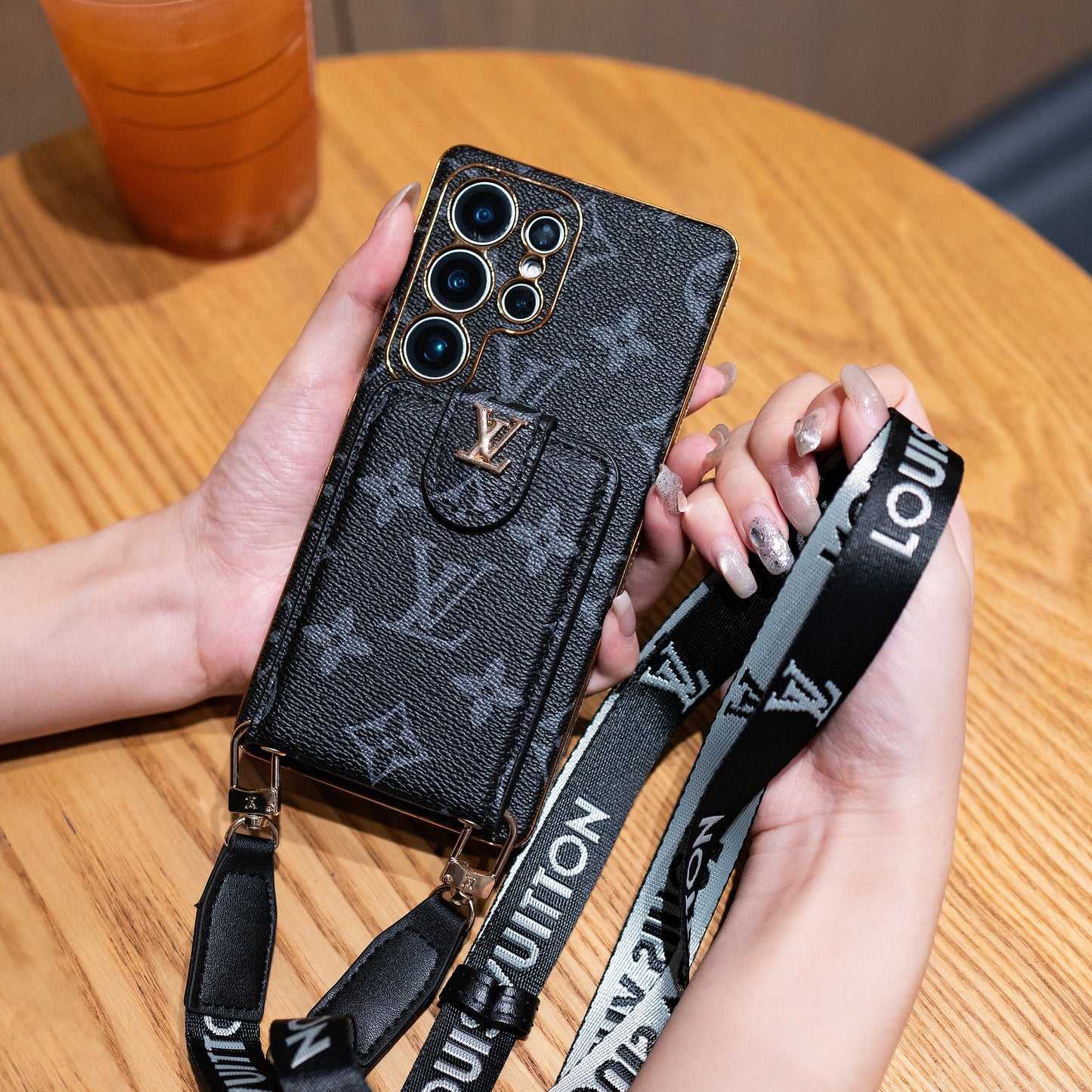 Prabangus monograminis odinis daugiafunkcis telefono dėklas su riešo dirželiu