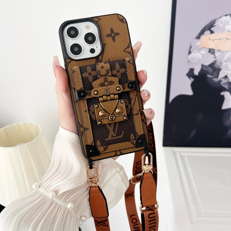حافظة iPhone فاخرة بسلسلة كروس باللون البني
