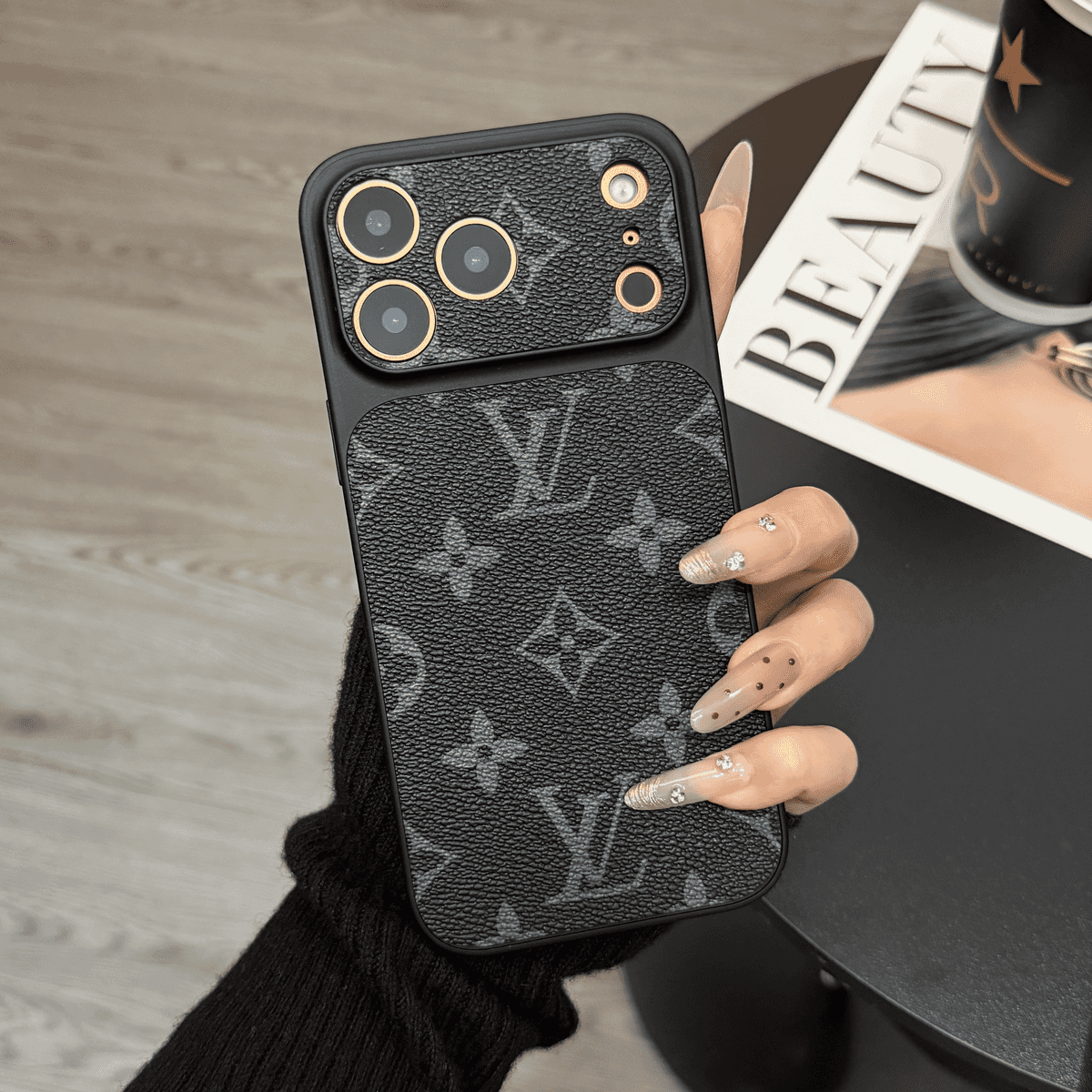 حافظة هاتف iPhone جلدية كلاسيكية Monogram من MagSafe