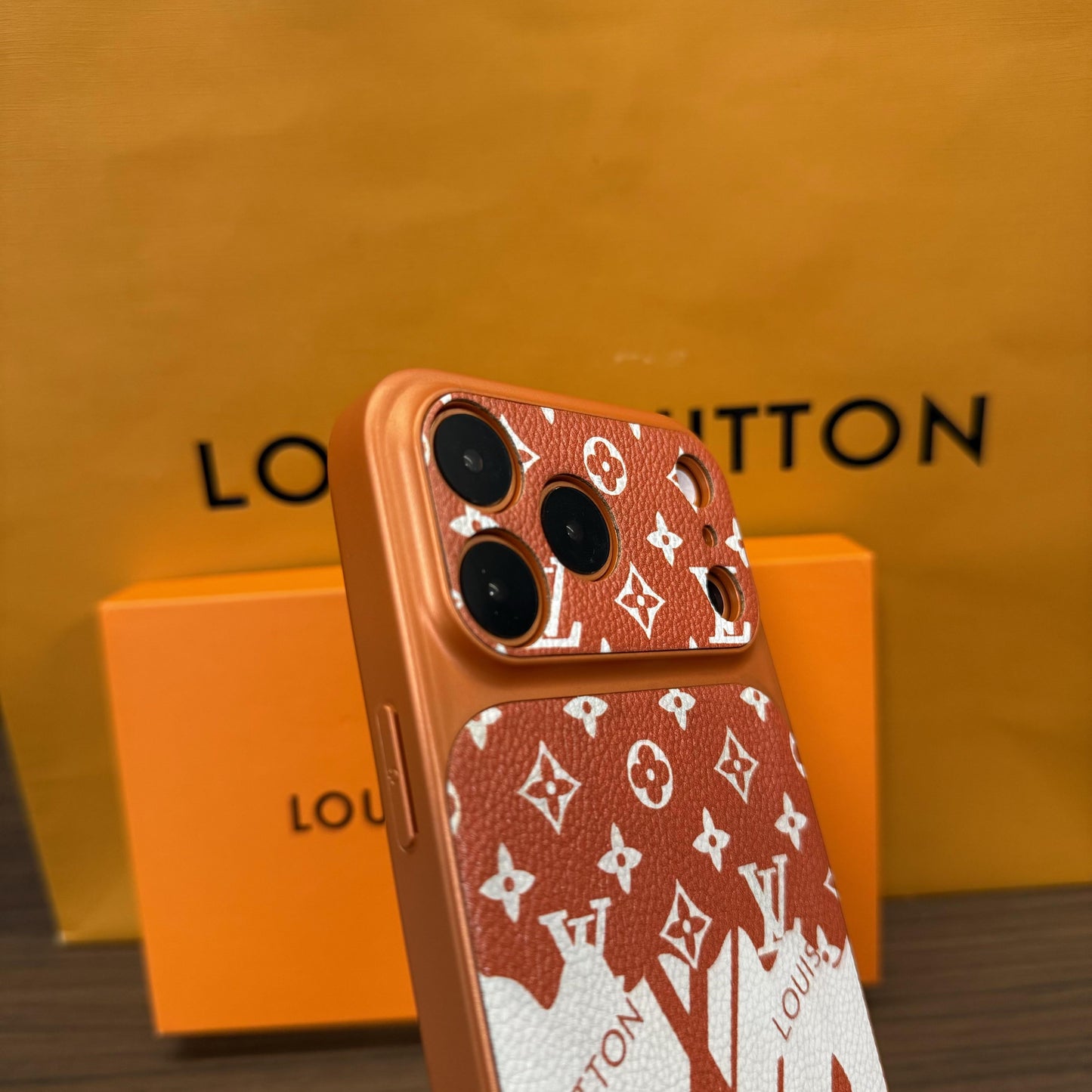Iliustracijos stiliaus monograminis odinis iPhone dėklas