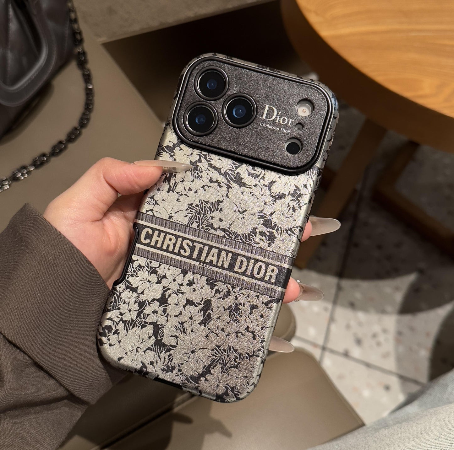 Tyylikäs kukkakuvioinen iPhone-kuori – ensiluokkainen suoja ja tyylikäs muotoilu