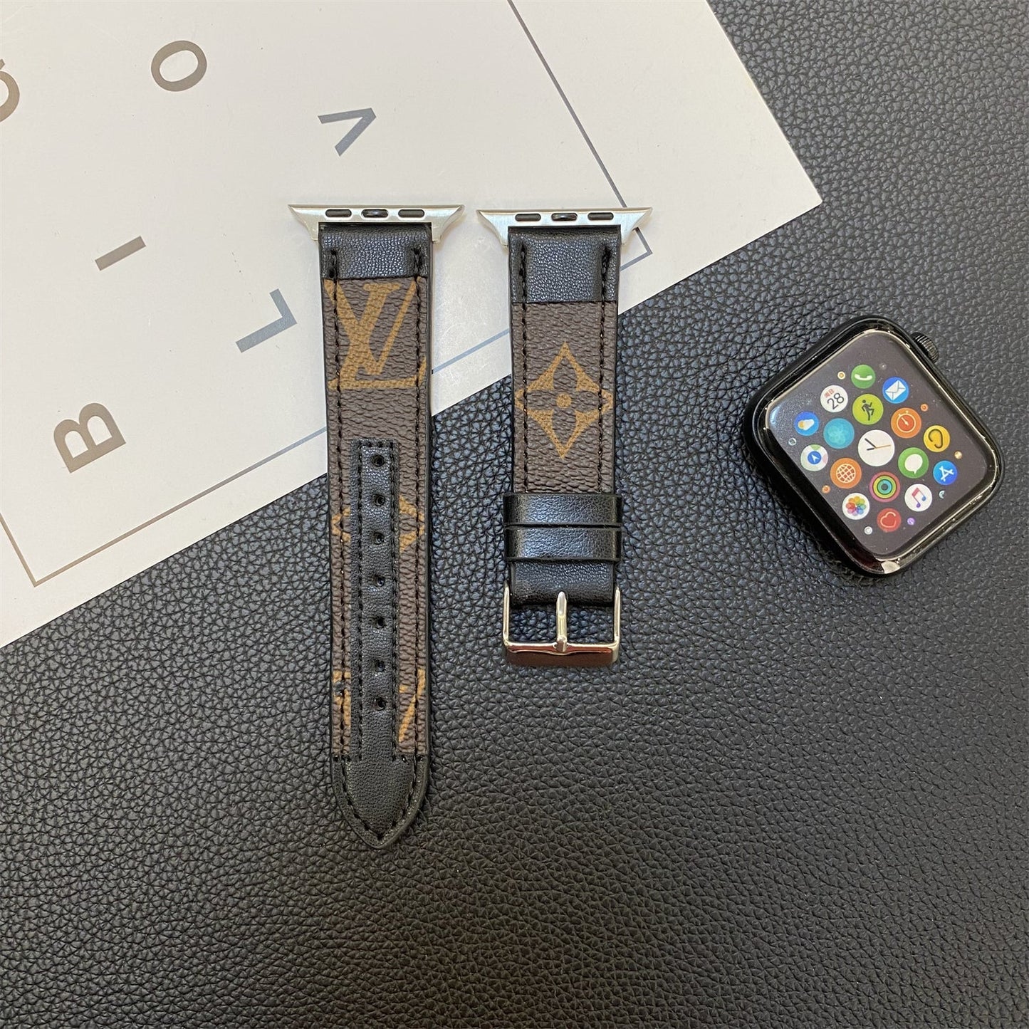 ŘEMÍNEK APPLE ŠITÍ NA HODINKY MONOGRAMOVÉ KOŽENÉ