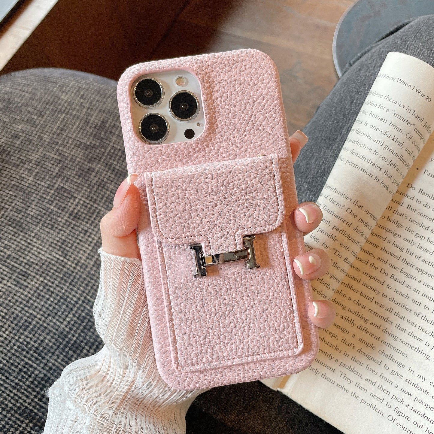Skórzane etui na iPhone'a z uchwytem na kartę H