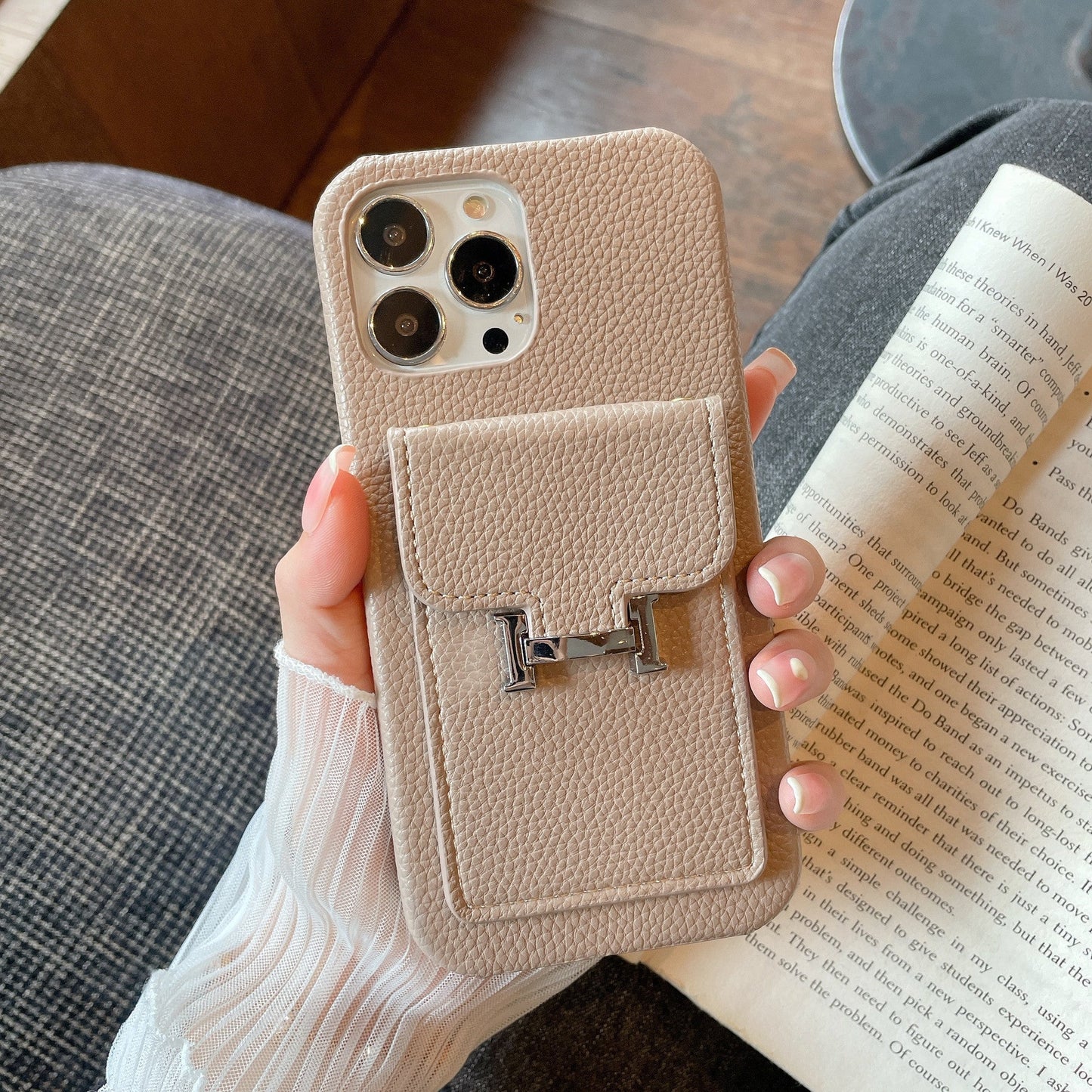 Skórzane etui na iPhone'a z uchwytem na kartę H