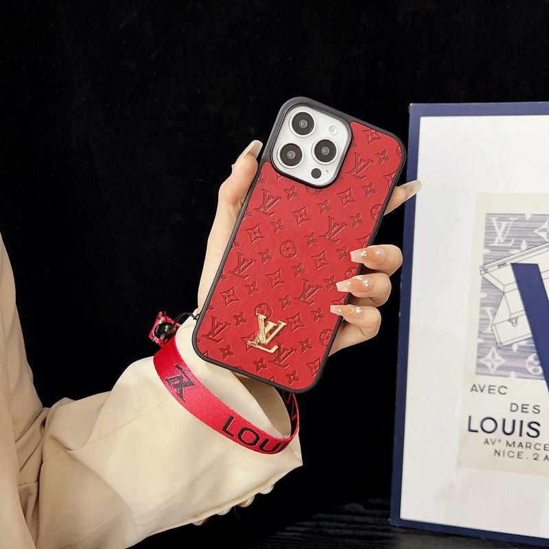 Luksusowe etui na iPhone'a z brązowym łańcuszkiem na rękę
