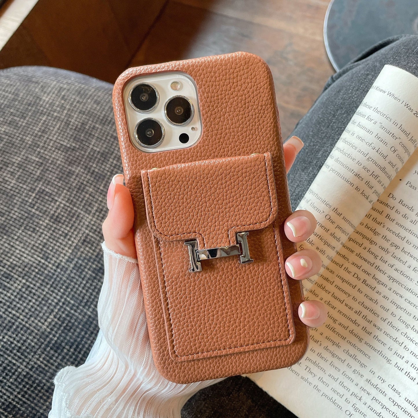 Skórzane etui na iPhone'a z uchwytem na kartę H