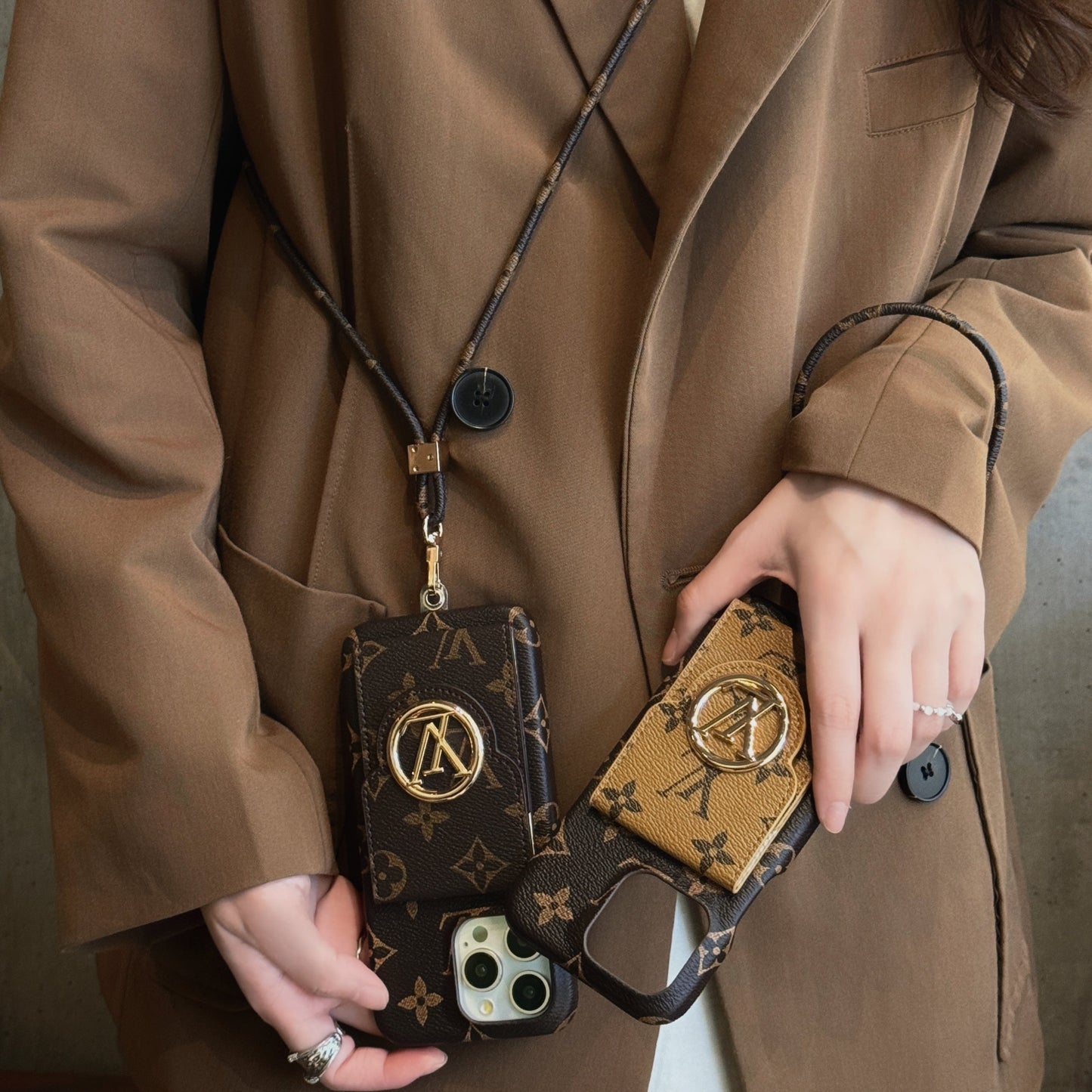 Luxuriöse iPhone-Hülle mit Kartenhalter und Kette