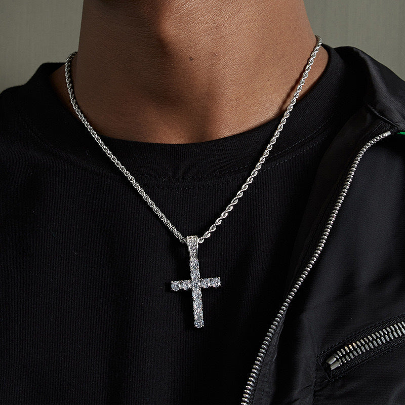 Collana con croce ghiacciata