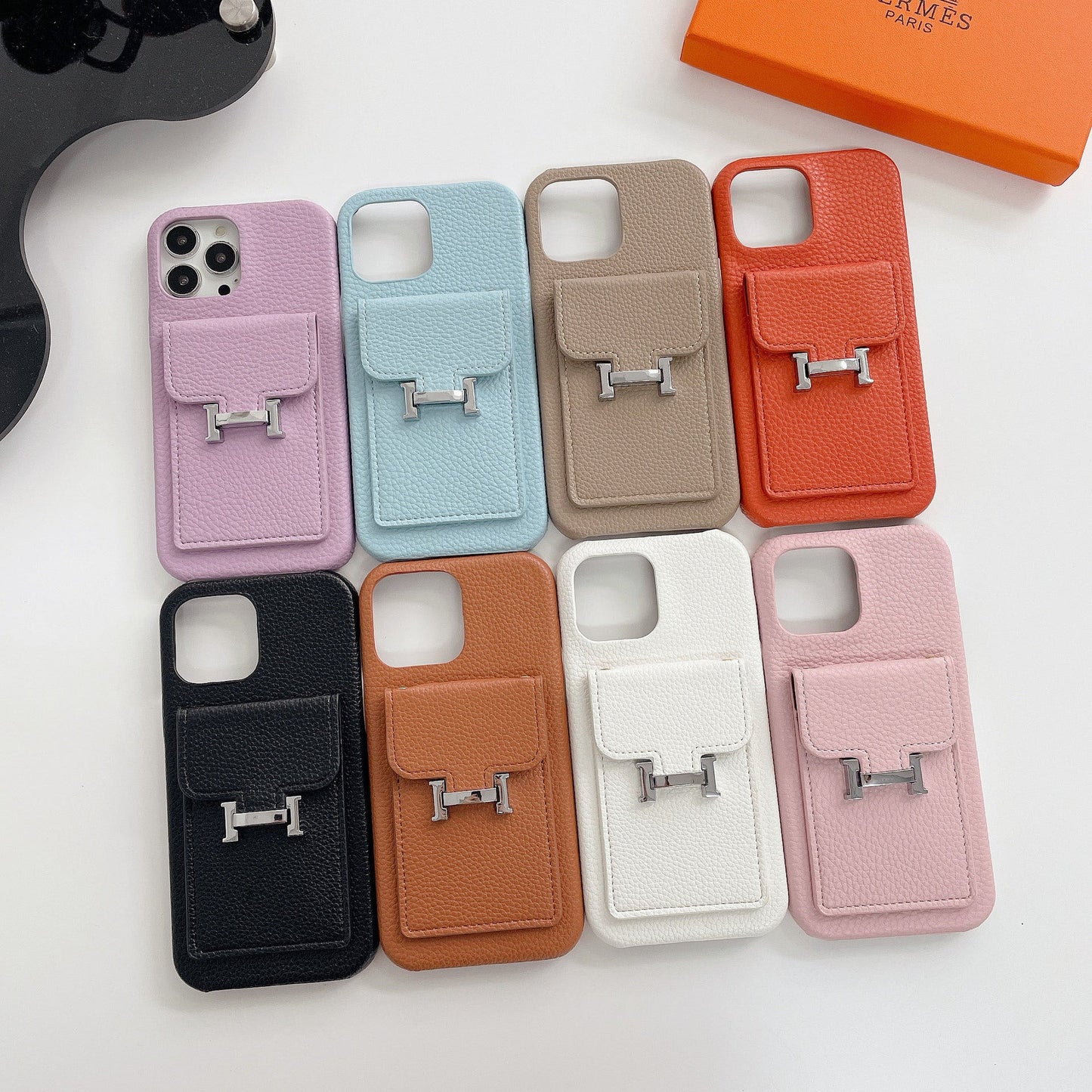 Skórzane etui na iPhone'a z uchwytem na kartę H