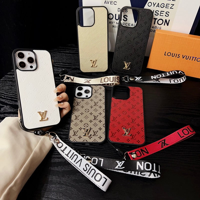 Luksusowe etui na iPhone'a z brązowym łańcuszkiem na rękę