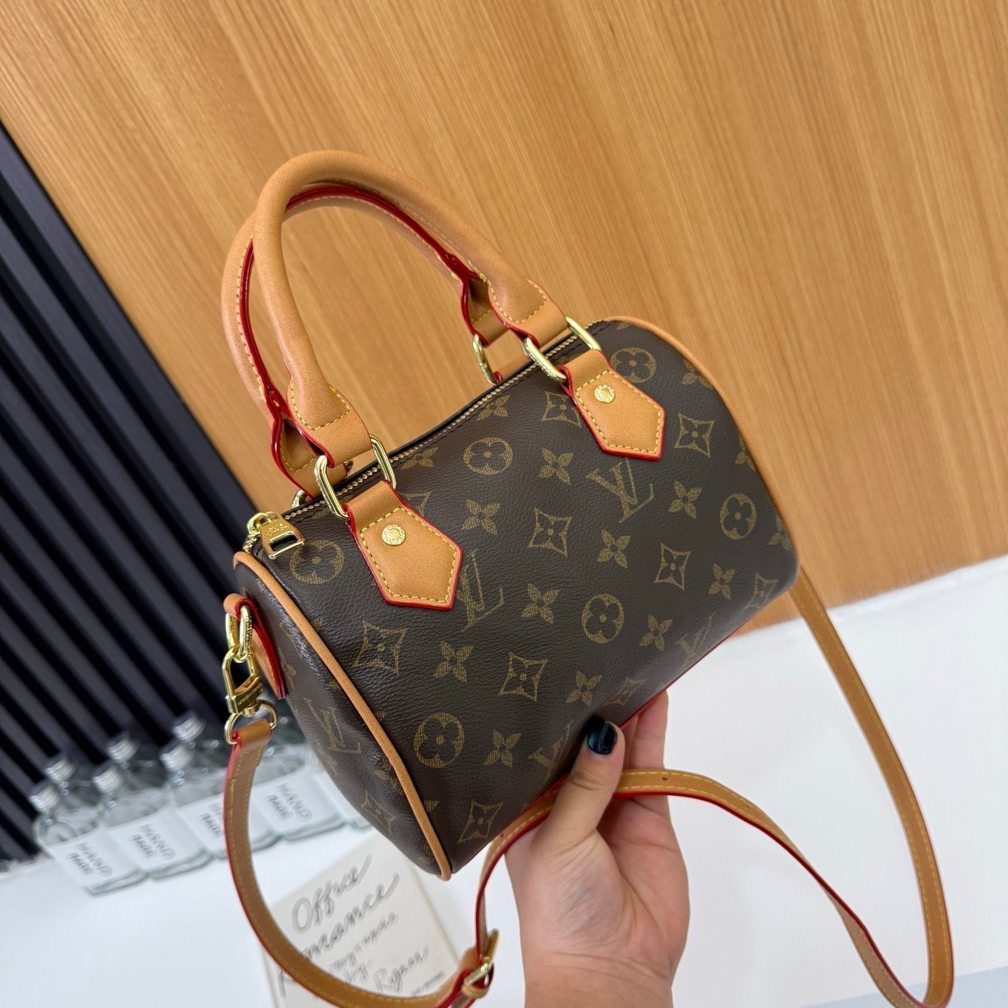 Klassische Mini-Fasstasche mit Monogramm