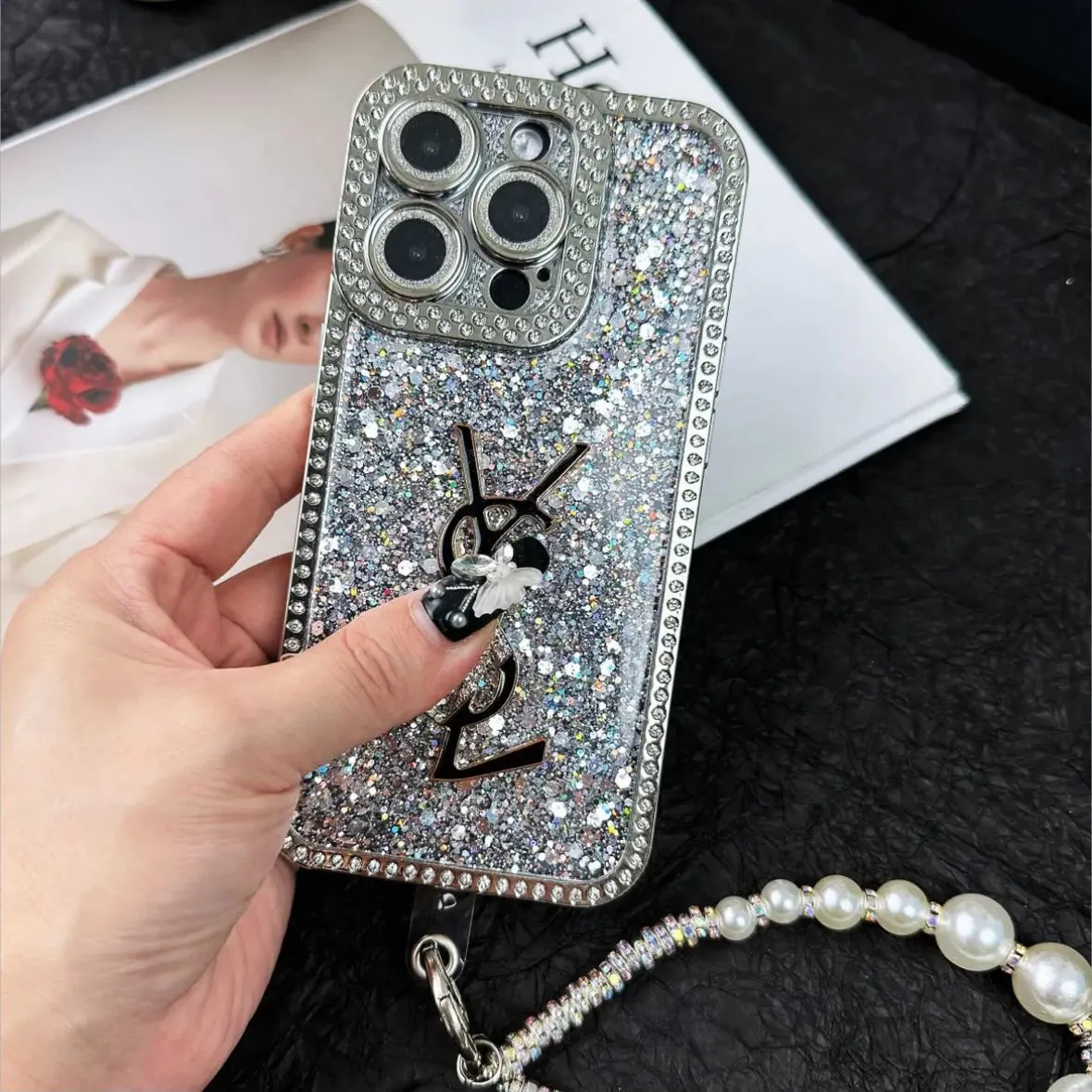 Luxuriöse glitzernde holografische Y-S-L-inspirierte iPhone-Hülle – Diamond Shine Edition