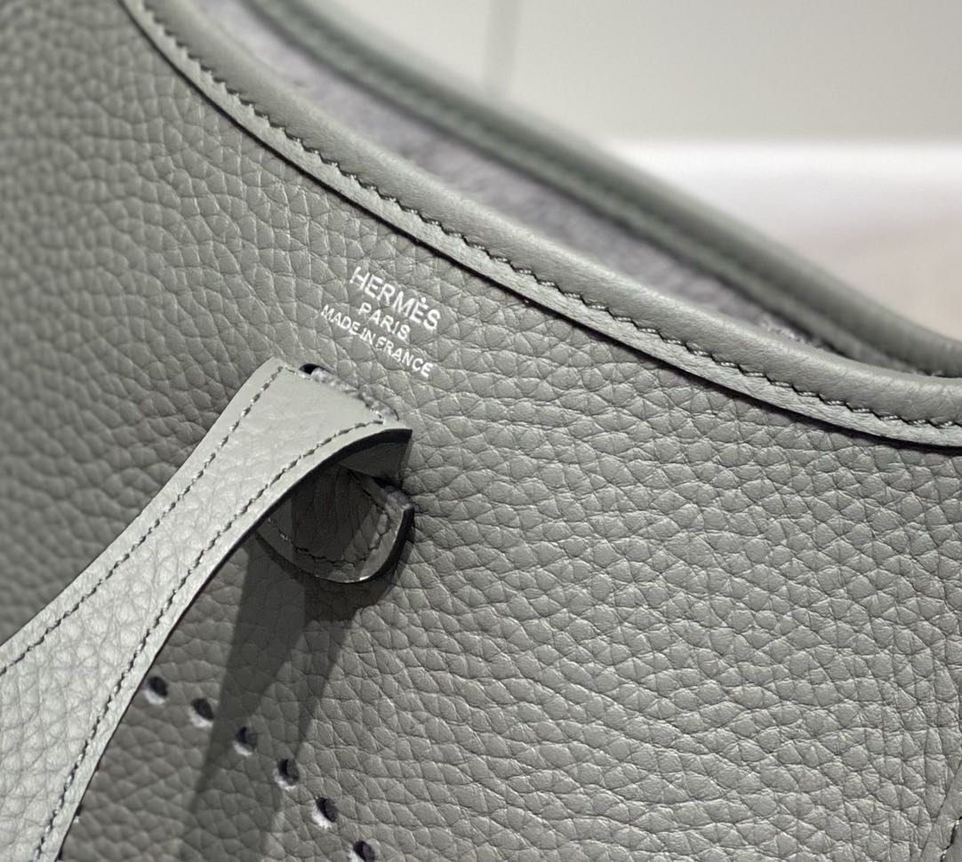 Umhängetasche mit Cutout-Detail