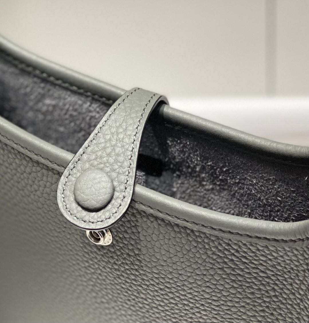 Umhängetasche mit Cutout-Detail