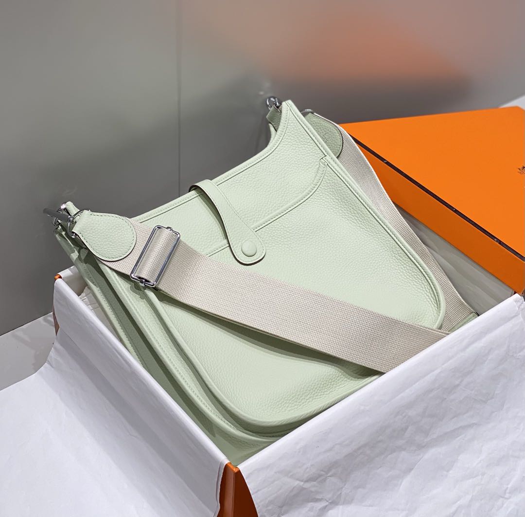 Umhängetasche mit Cutout-Detail