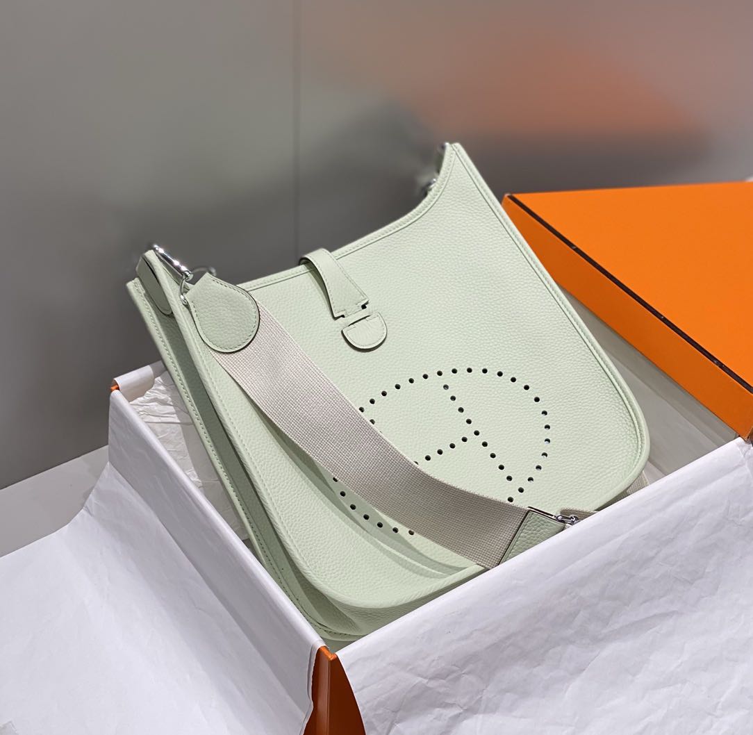 Umhängetasche mit Cutout-Detail