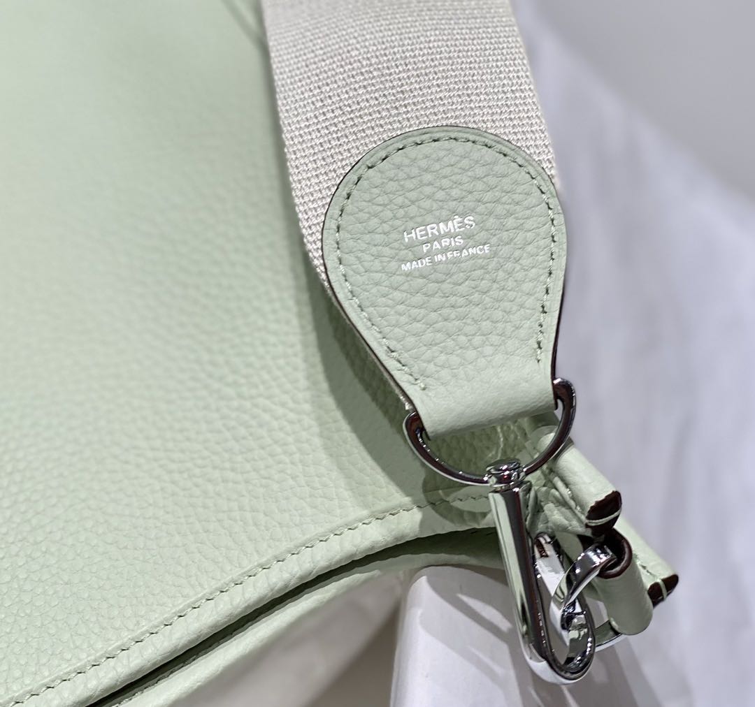 Umhängetasche mit Cutout-Detail