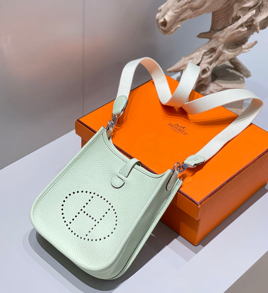 Crossbody kabelka s detailem výřezu