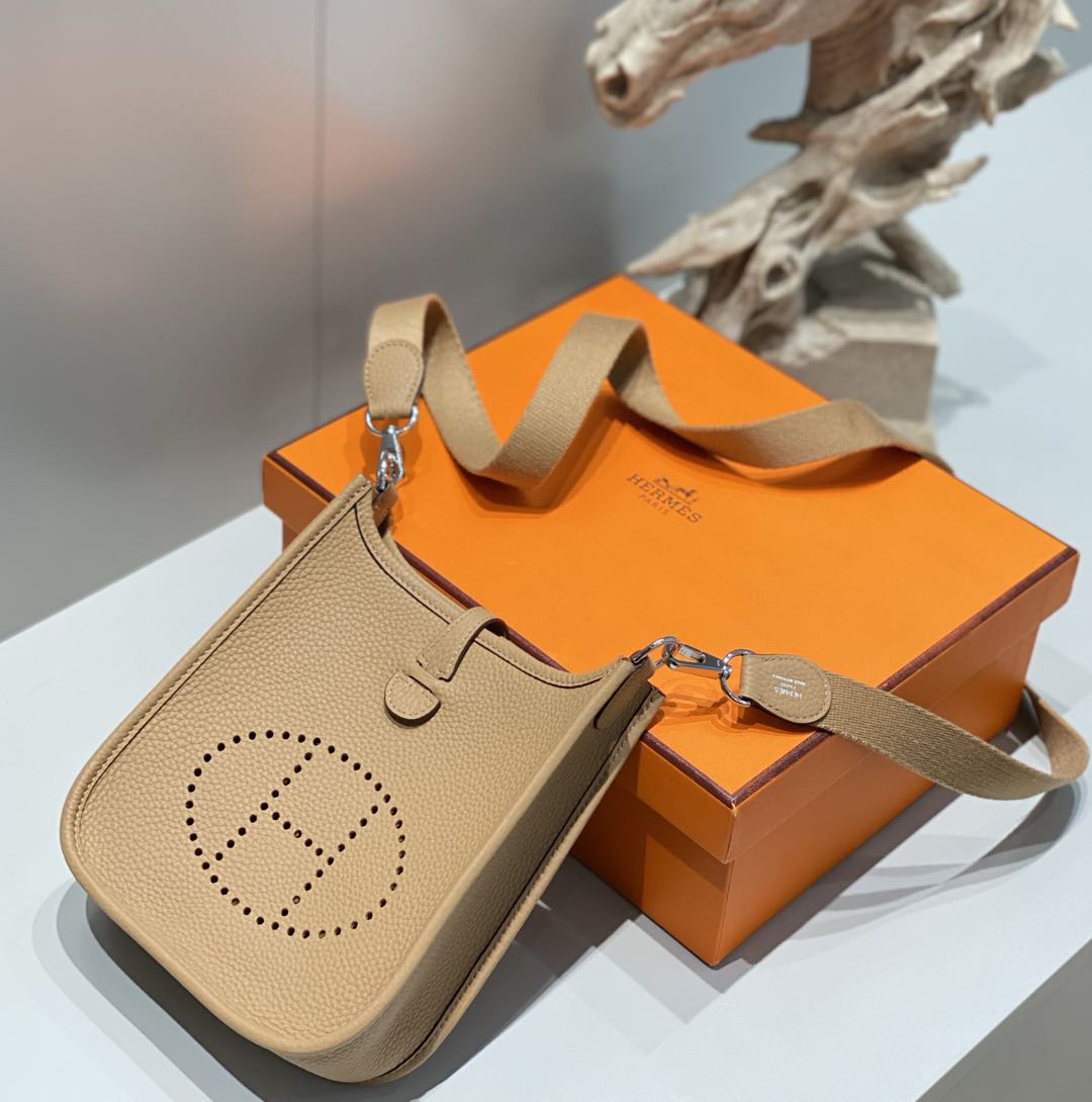 Umhängetasche mit Cutout-Detail