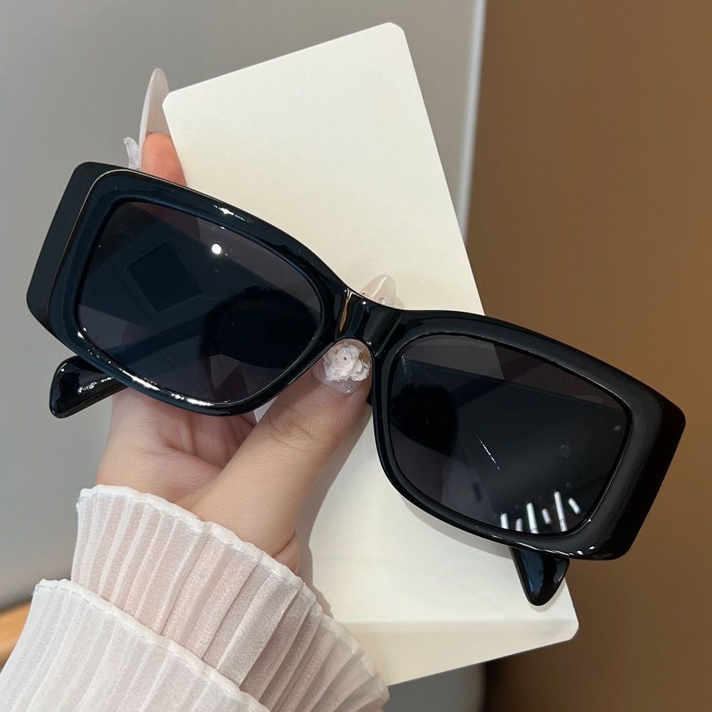 Luxuriöse Retro-Sonnenbrille mit Goldplakette