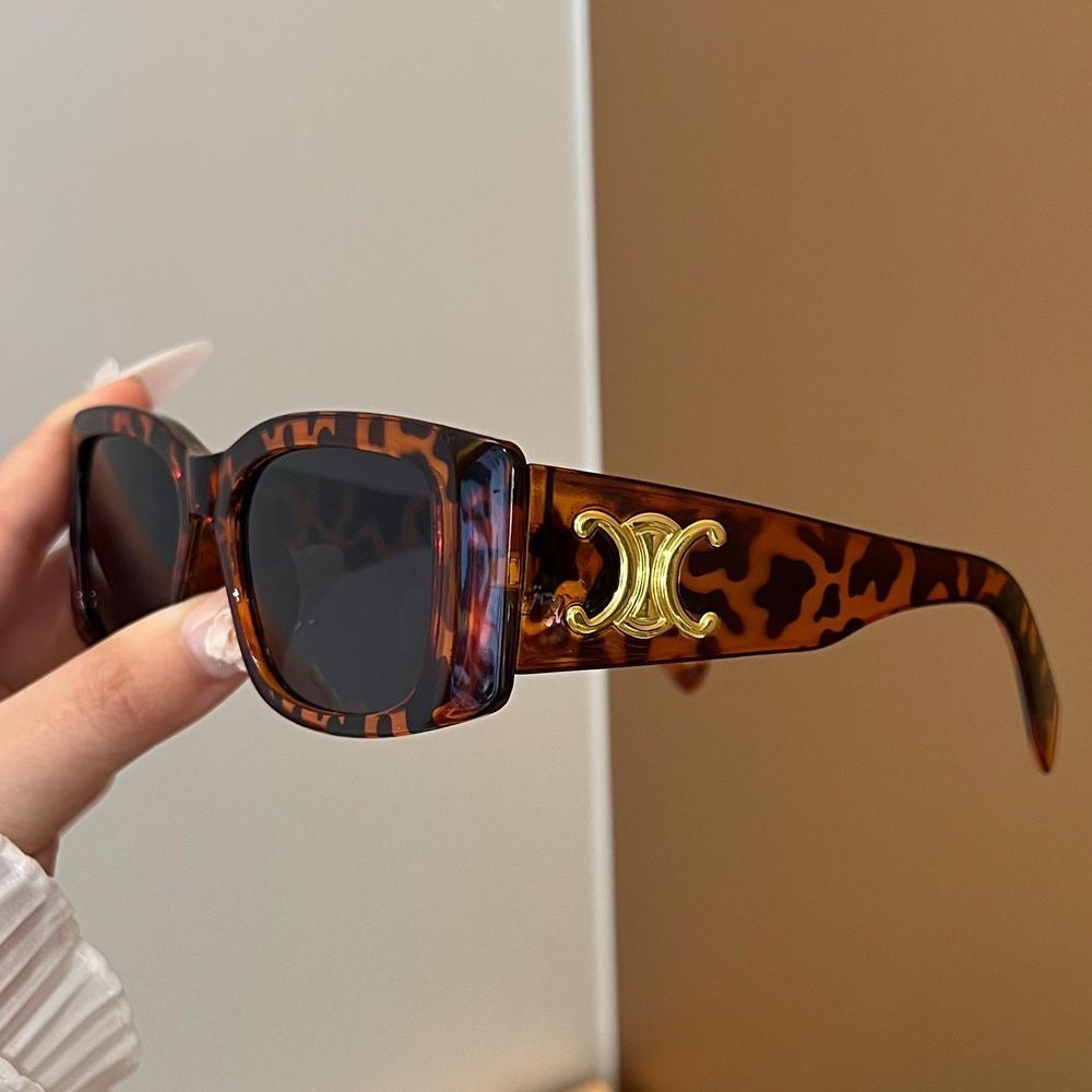 Luxuriöse Retro-Sonnenbrille mit Goldplakette