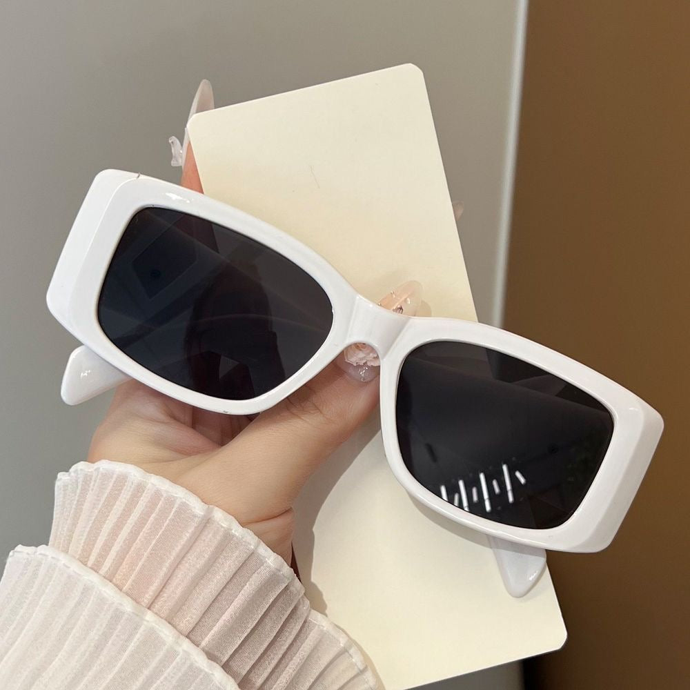 Luxuriöse Retro-Sonnenbrille mit Goldplakette