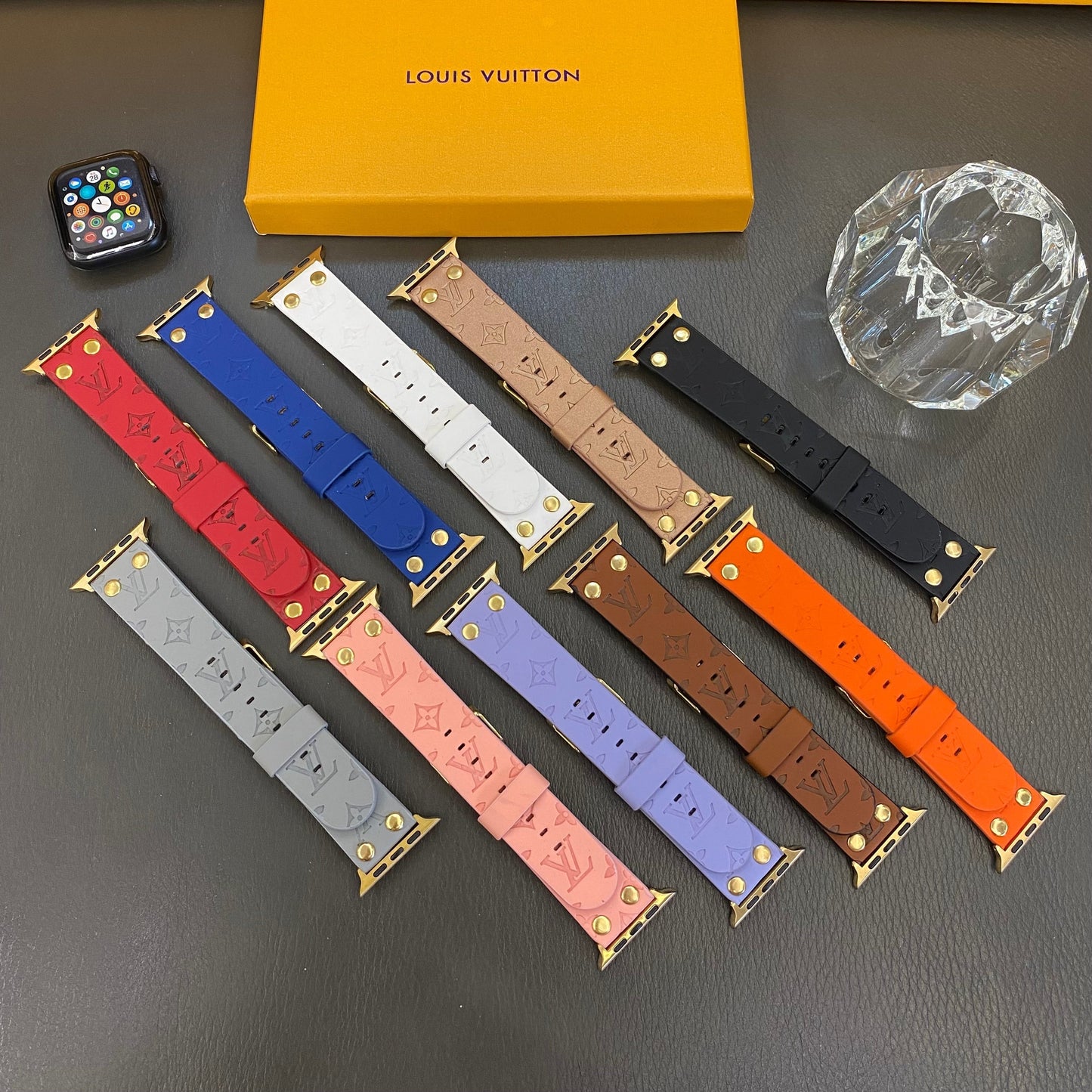 Výměnný náramek Apple s ozdobou, nýty a monogramem a reliéfem PÁSKY NA HODINKY