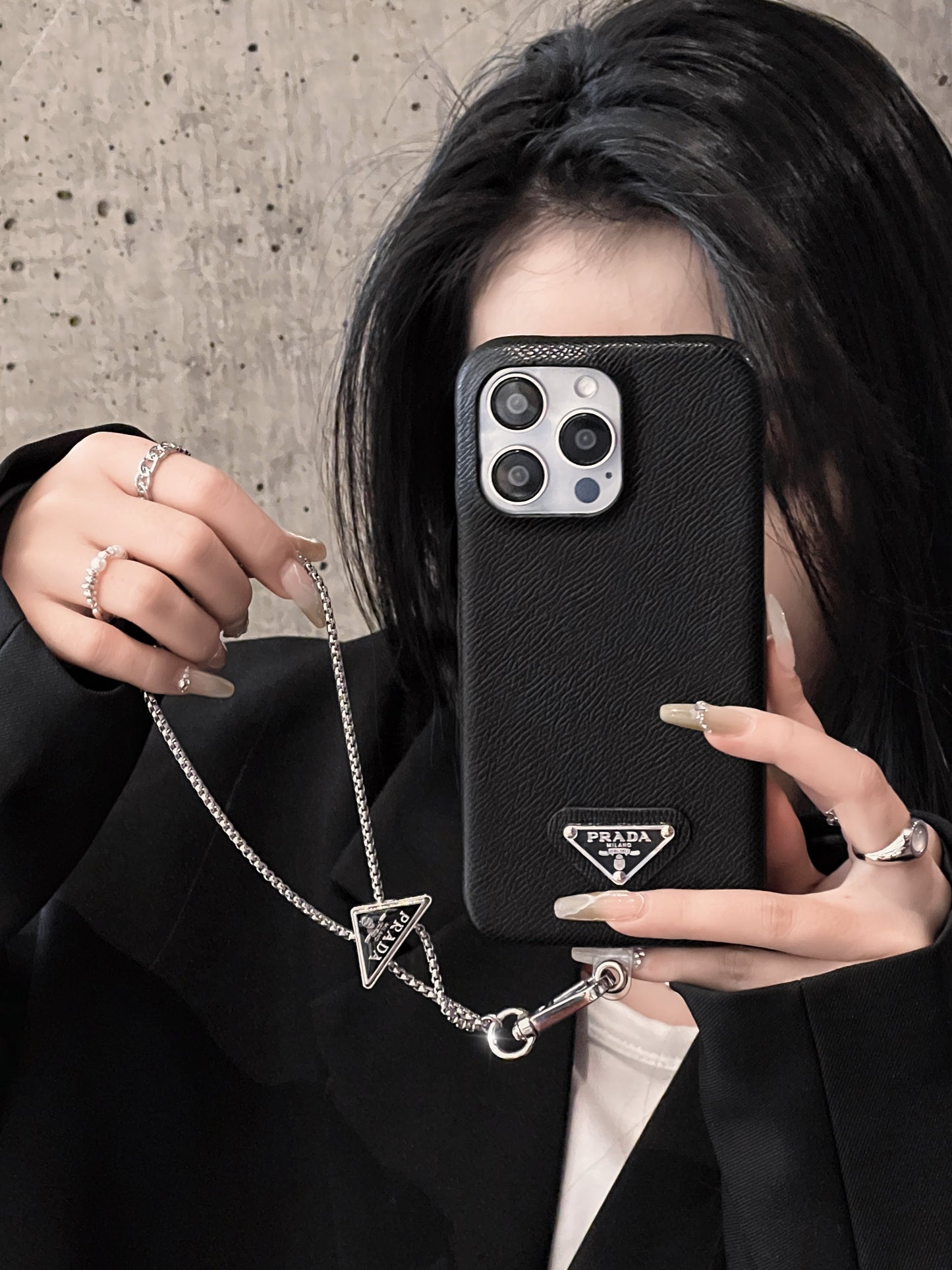 Luxuriöse iPhone-Hülle aus Leder zum Umhängen