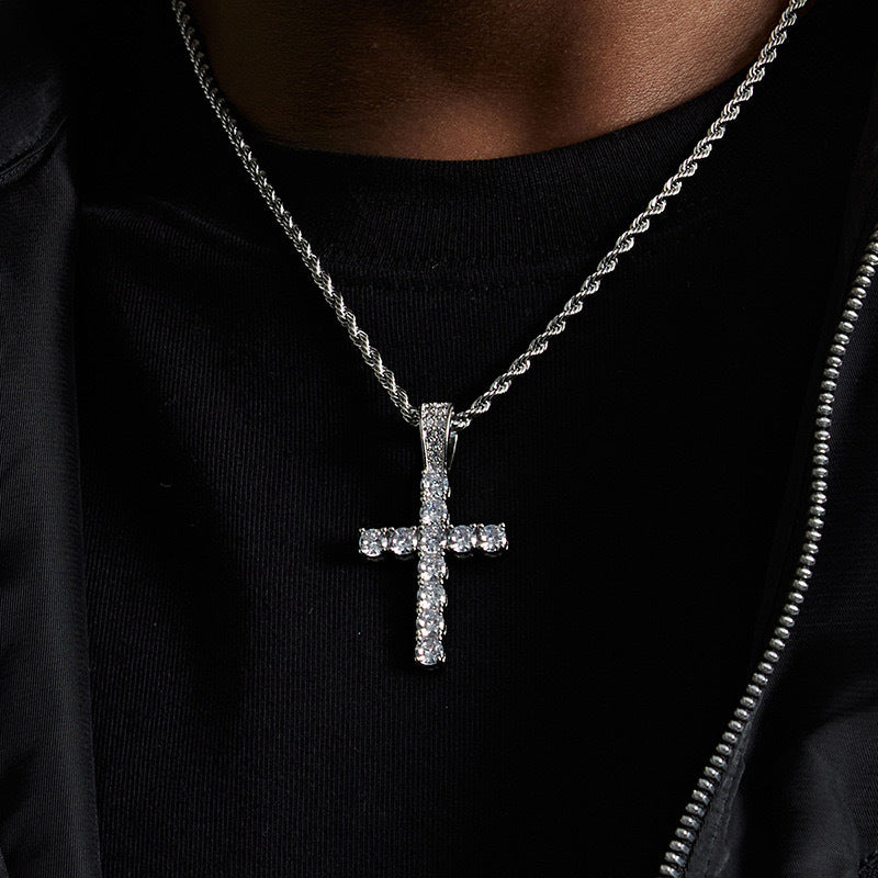 Collana con croce ghiacciata