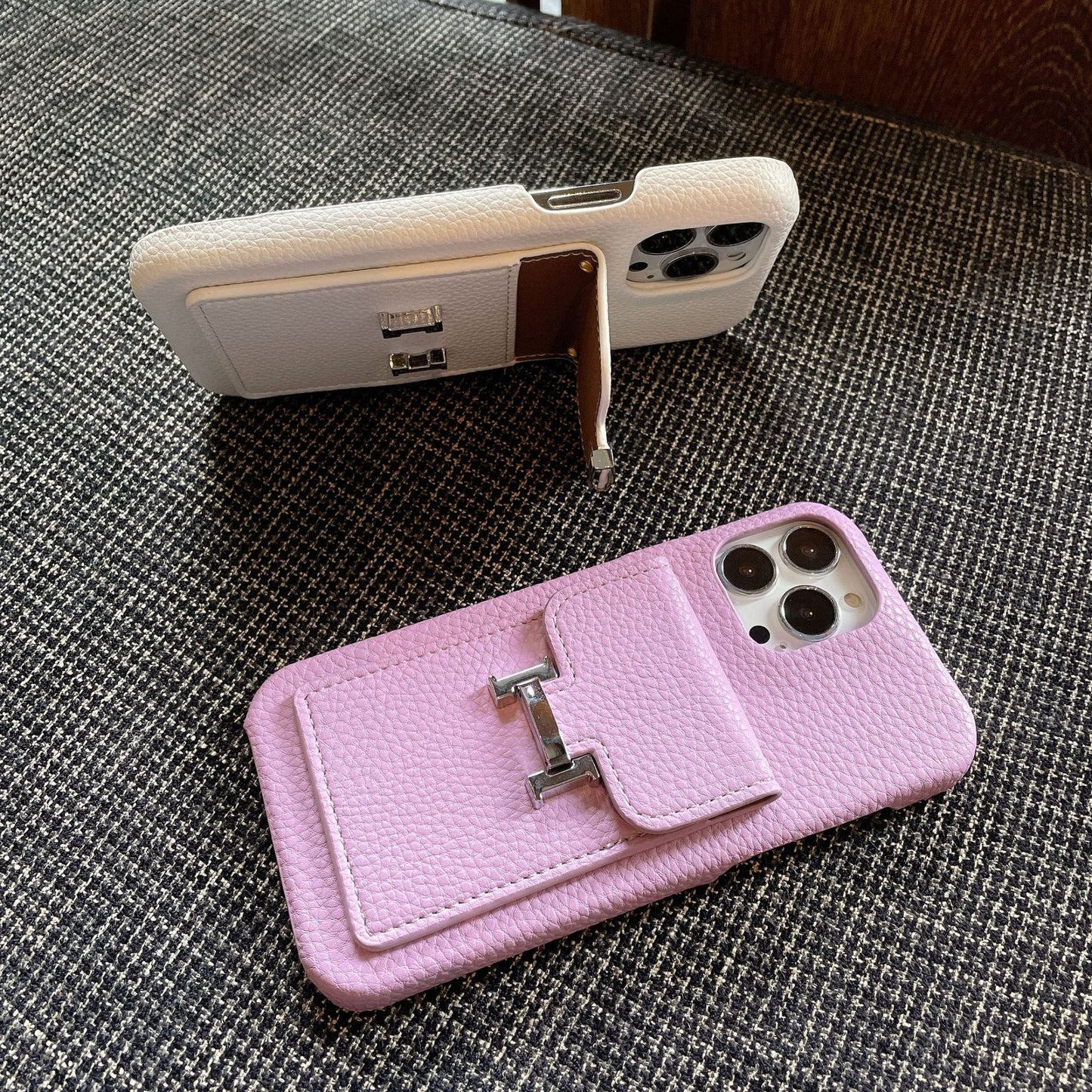 Skórzane etui na iPhone'a z uchwytem na kartę H