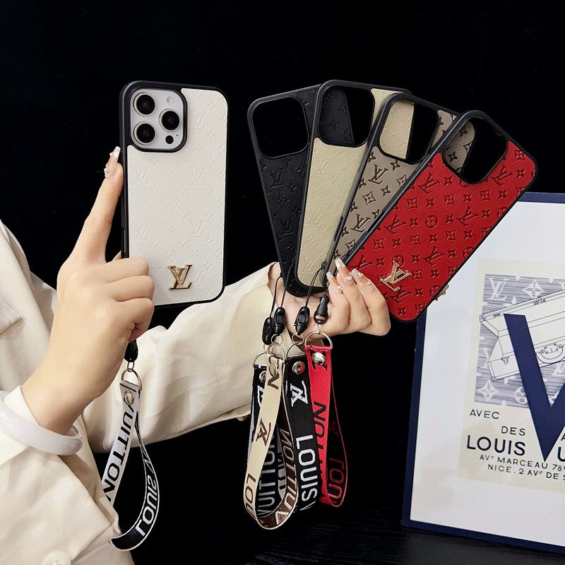 Luksusowe etui na iPhone'a z brązowym łańcuszkiem na rękę