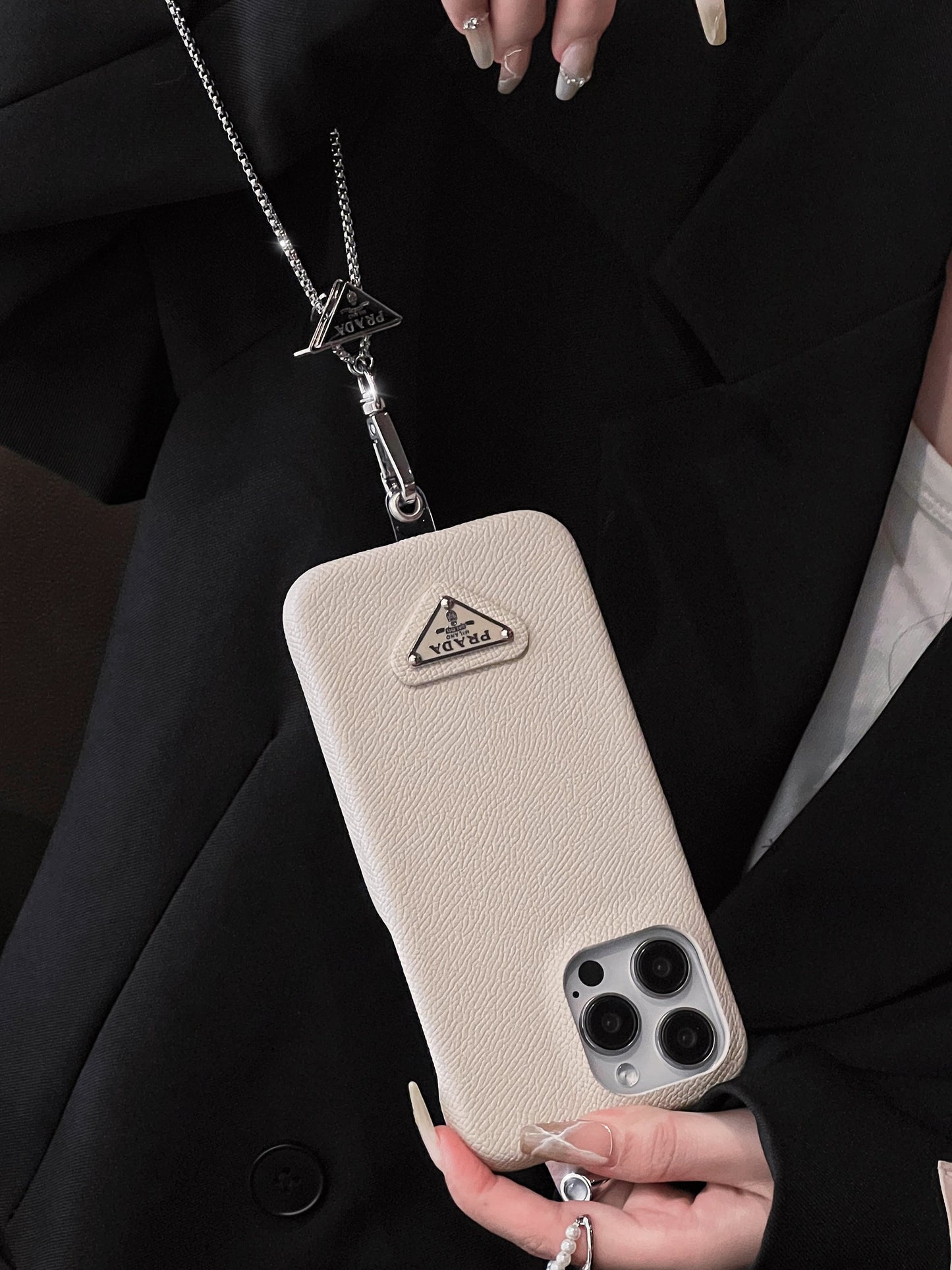 Luxuriöse iPhone-Hülle aus Leder zum Umhängen