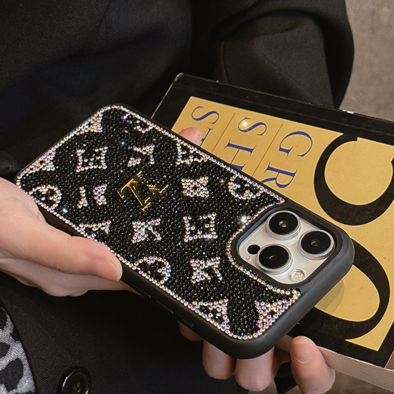 Luxuriöse glitzernde holografische Y-S-L-inspirierte iPhone-Hülle – Diamond Shine Edition