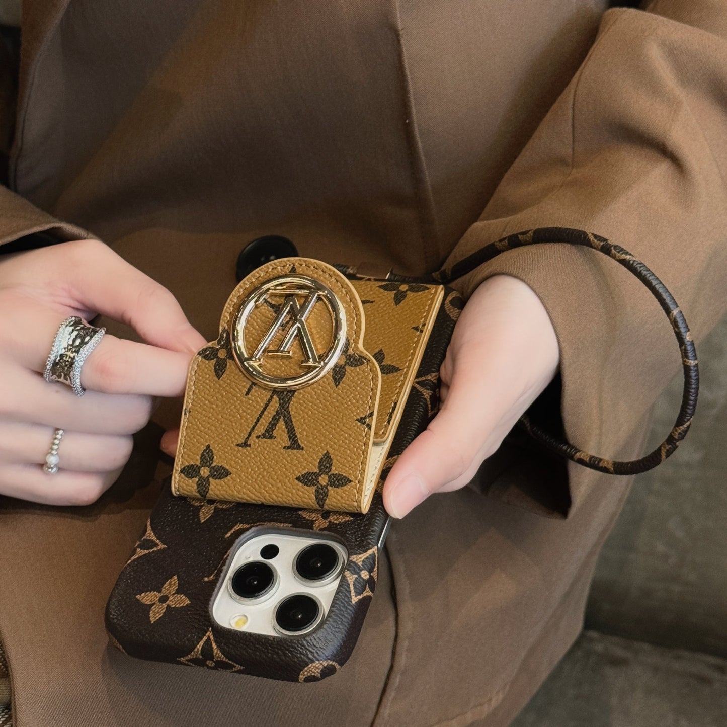 Luxuriöse iPhone-Hülle mit Kartenhalter und Kette