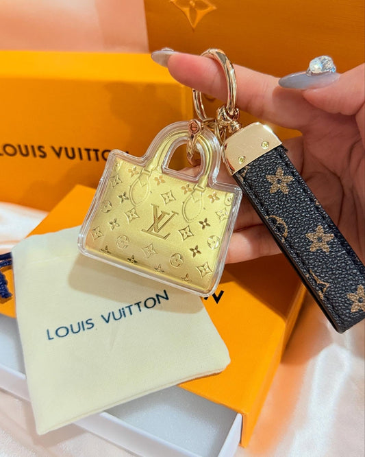 Mini taška na klíče ve zlaté barvě