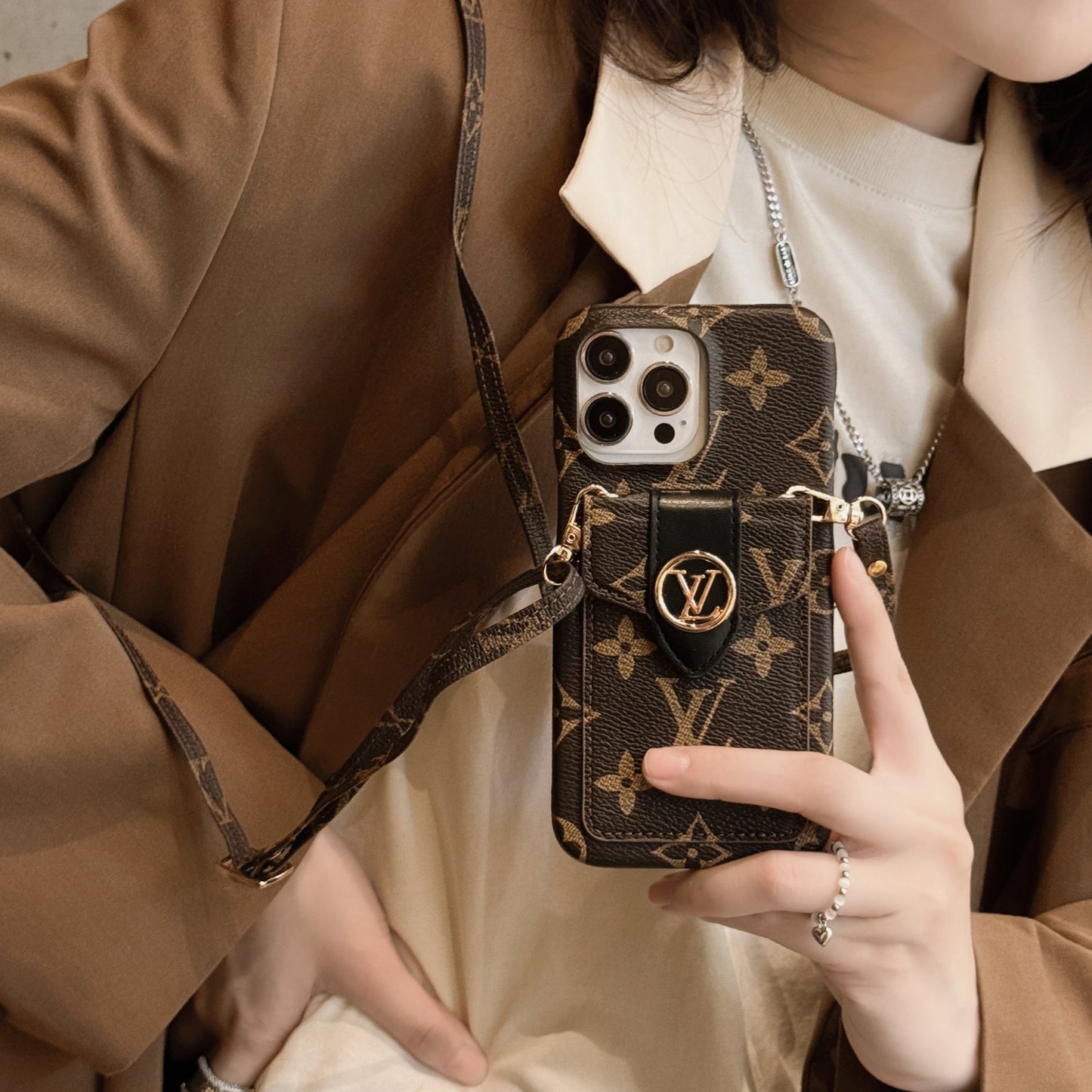Luxusní řetízkové pouzdro na iPhone