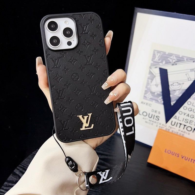 Luksusowe etui na iPhone'a z brązowym łańcuszkiem na rękę