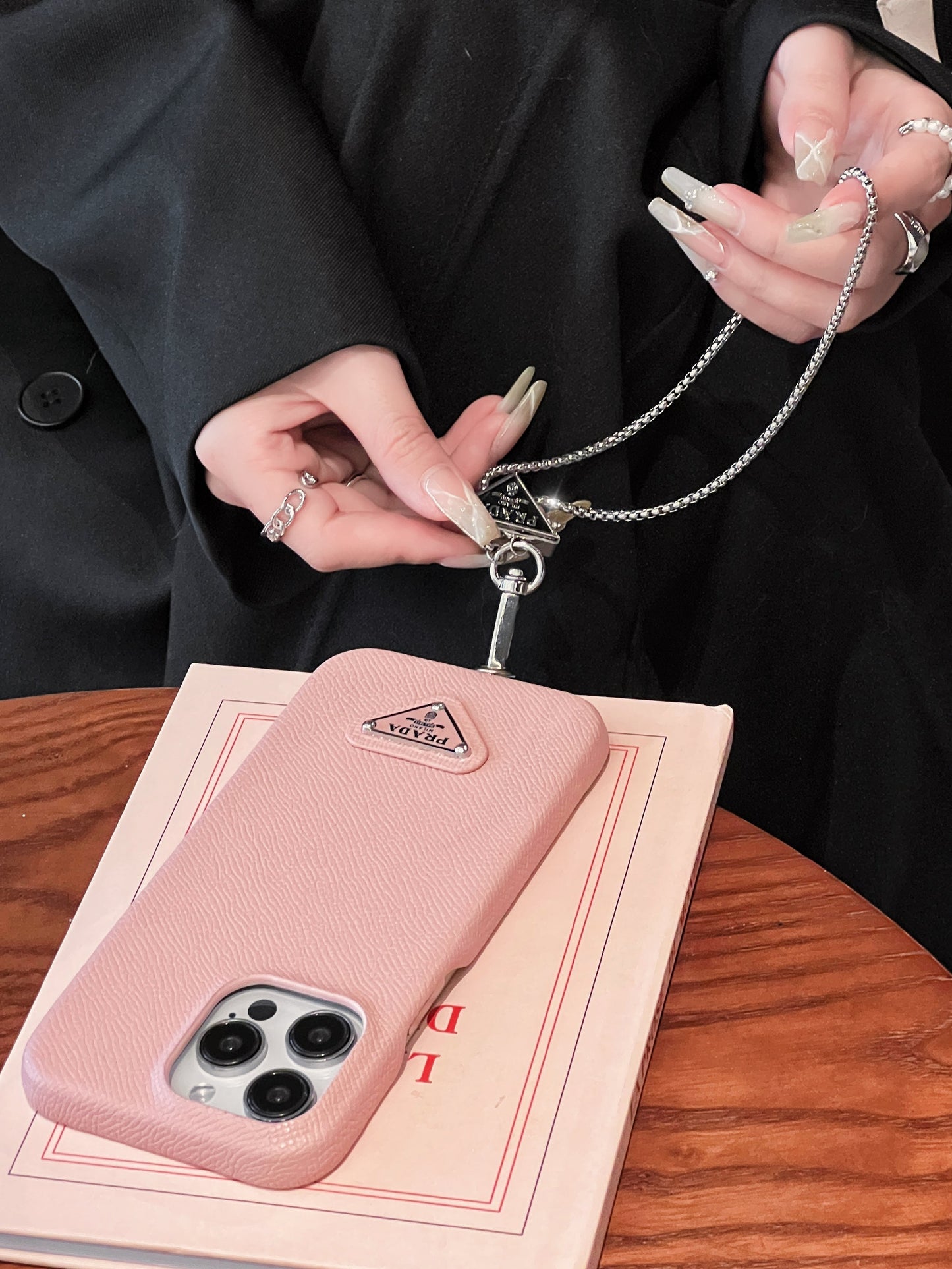 Luxuriöse iPhone-Hülle aus Leder zum Umhängen
