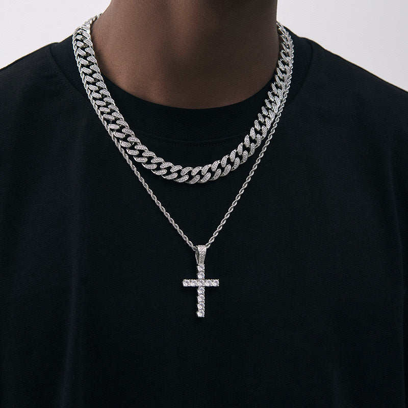 Collana con croce ghiacciata