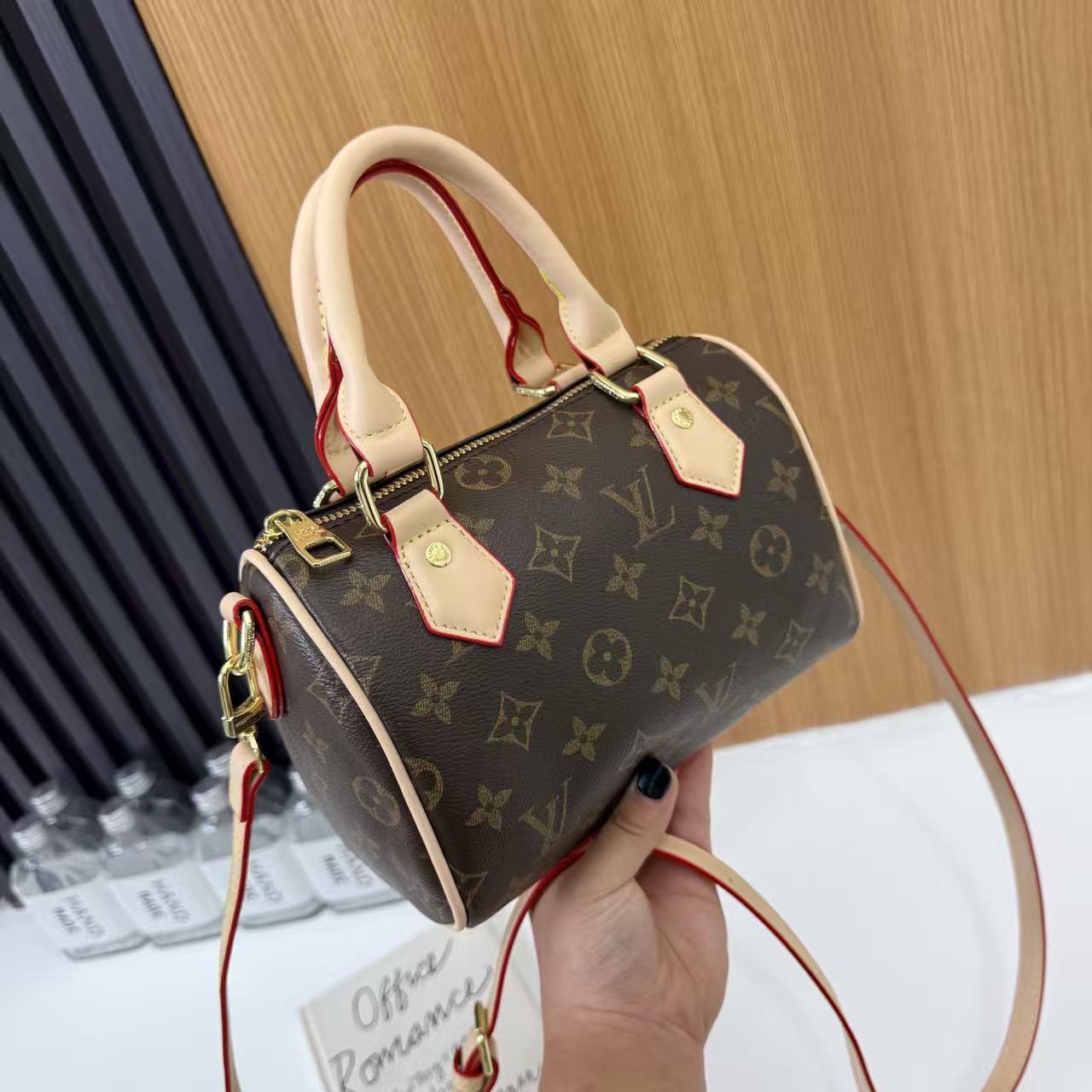 Klassische Mini-Fasstasche mit Monogramm