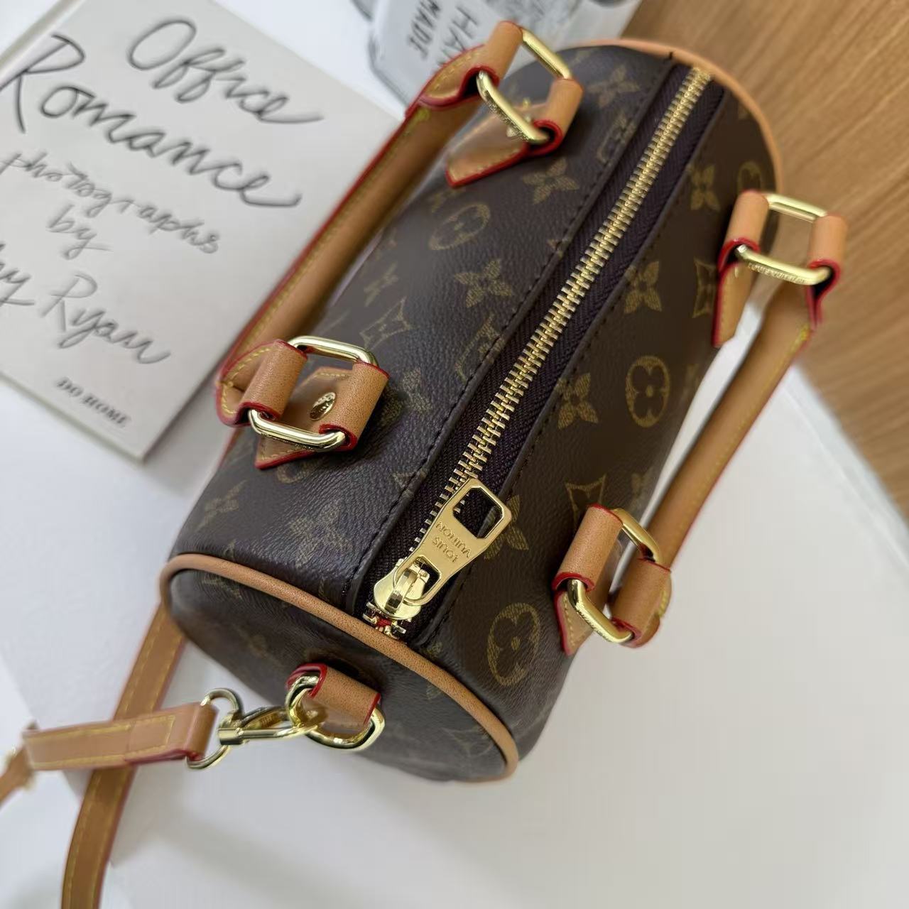 Klassische Mini-Fasstasche mit Monogramm