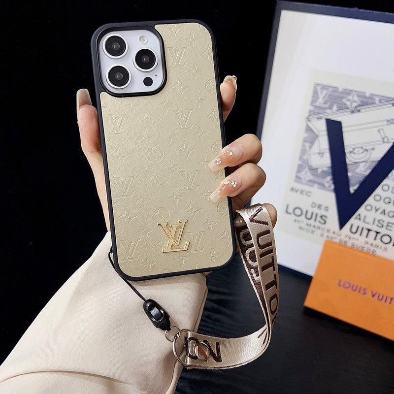 Luksusowe etui na iPhone'a z brązowym łańcuszkiem na rękę