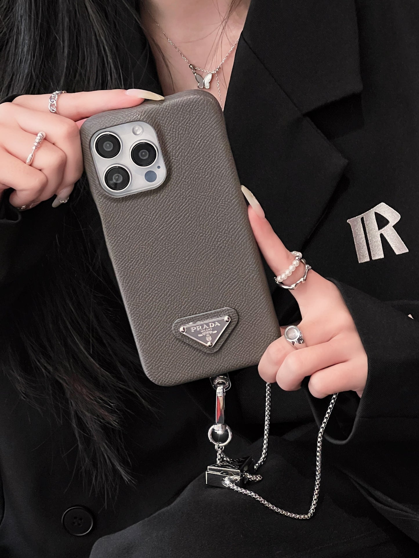 Luxuriöse iPhone-Hülle aus Leder zum Umhängen