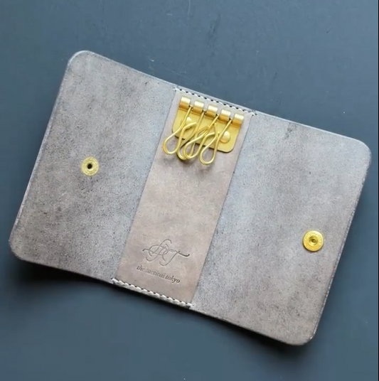 Suport pentru chei din piele vintage realizat manual cu cârlige din alamă