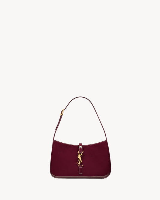 Saint Laurent Le 5 à 7 Hobo en Cuir Verni – Élégance Bordeaux