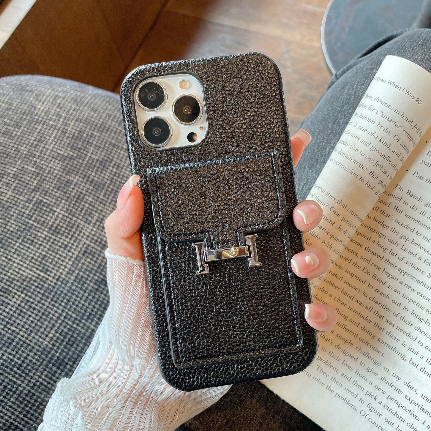 Skórzane etui na iPhone'a z uchwytem na kartę H