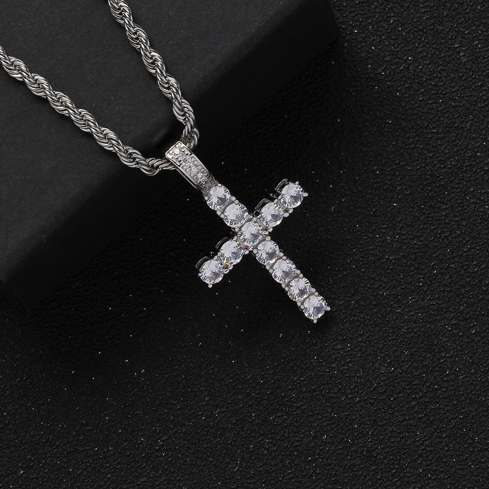 Collana con croce ghiacciata