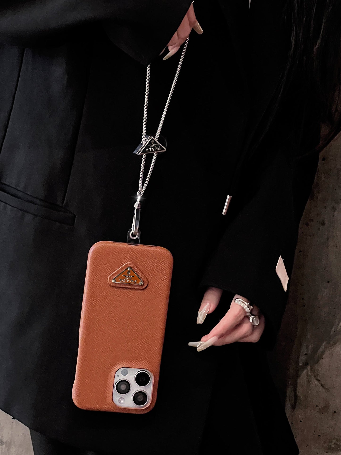 Luxuriöse iPhone-Hülle aus Leder zum Umhängen