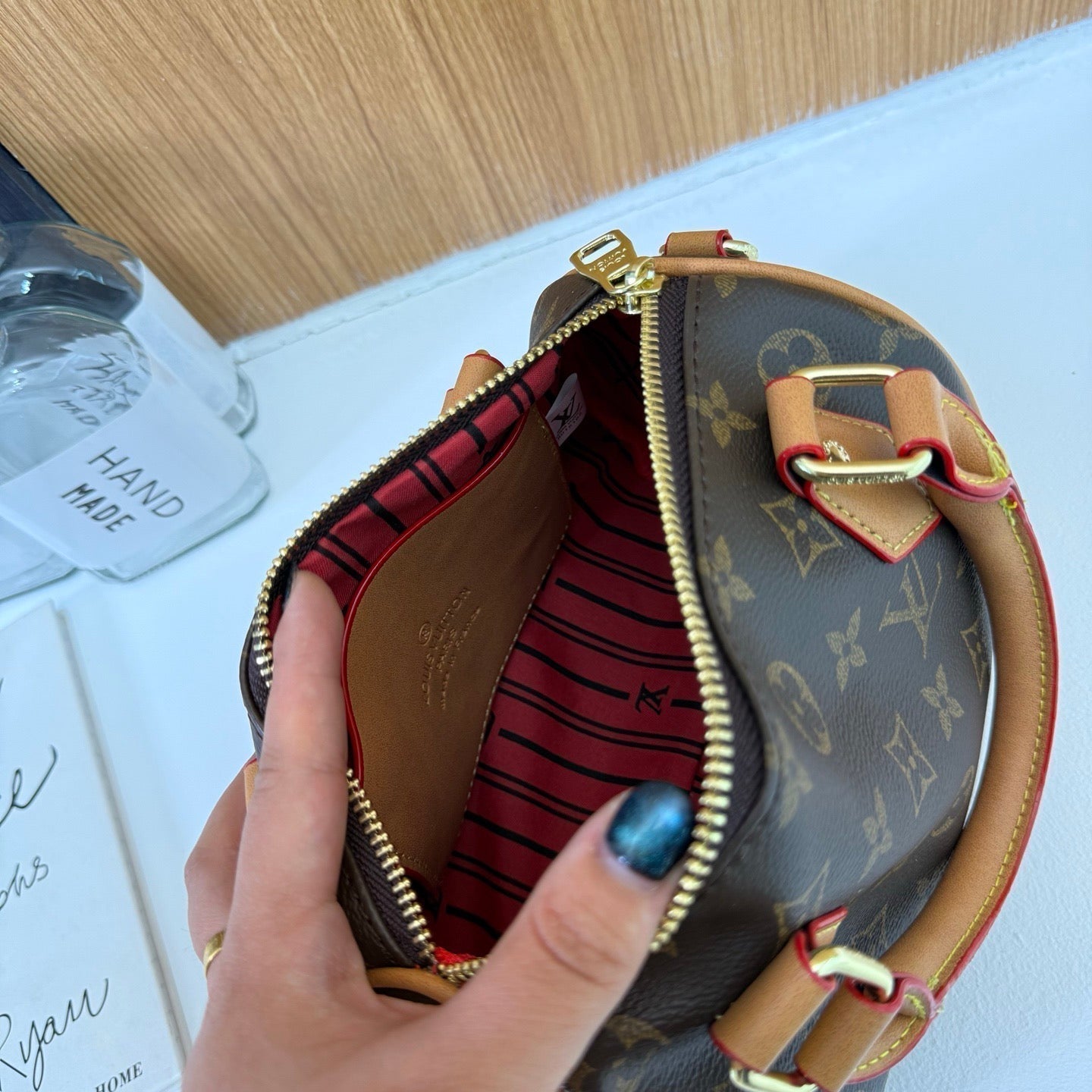 Klassische Mini-Fasstasche mit Monogramm