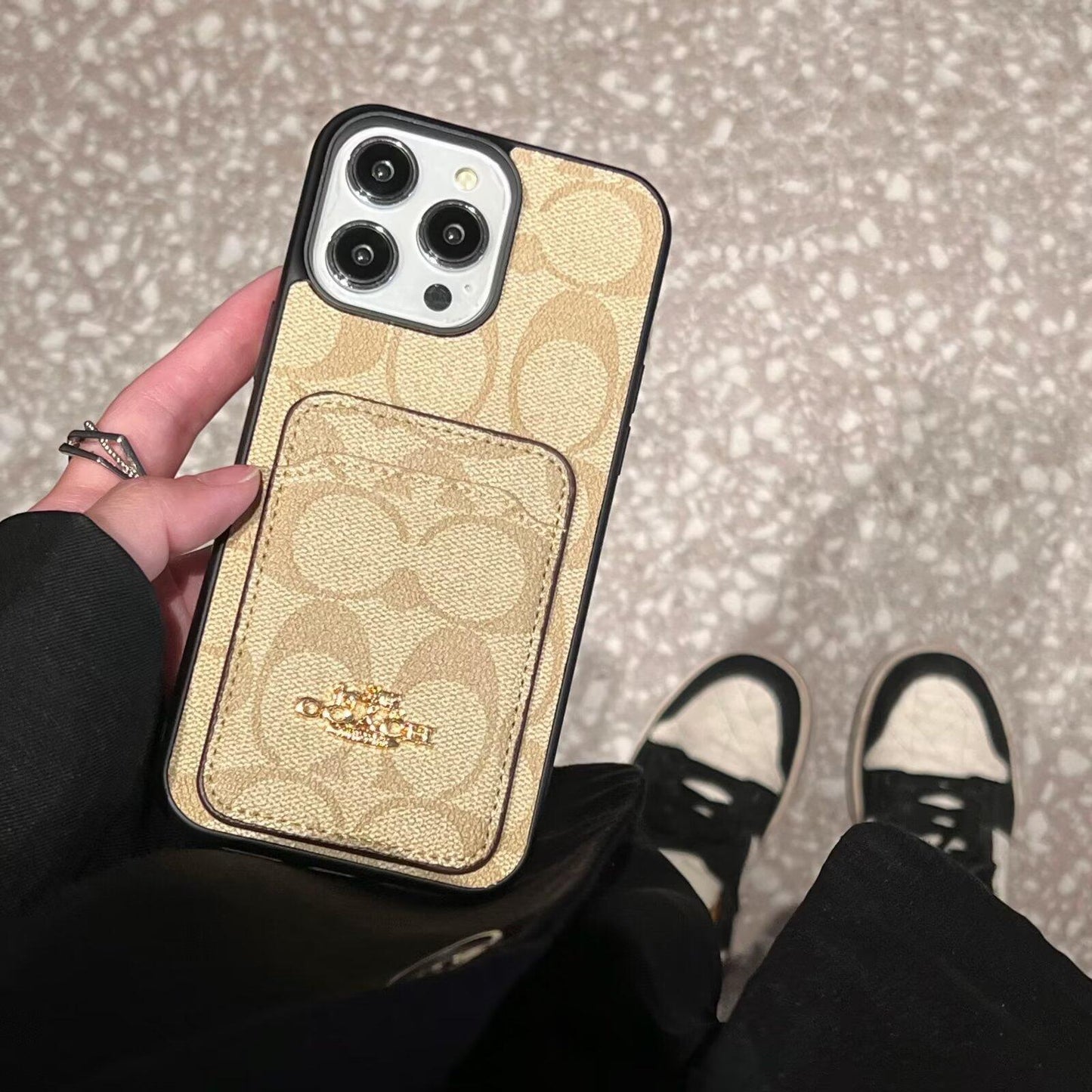 Klassische iPhone-Hülle aus Leder mit Kartenetui